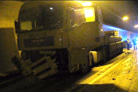 Verkehrsunfall im Perjentunnel / Bus verlor hintere Zwillingsräder