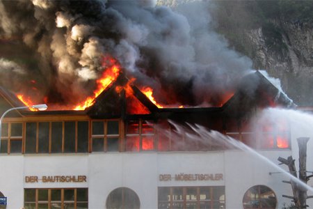 Großbrand in einer Tischlerei in Zams