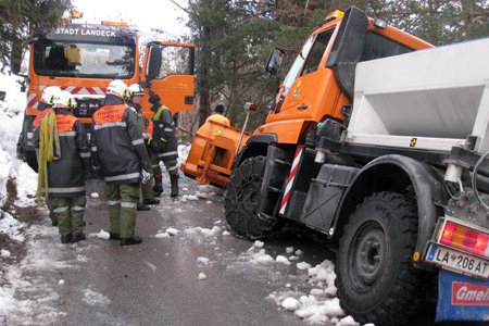 Knapp am Absturz vorbei ... LKW-Bergung in Landeck