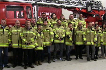 Übergabe der neuen Einsatzbekleidung durch die Sponsoren