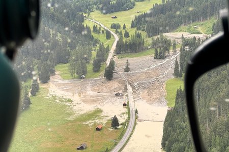 Zwischen Waldbrand, Mure und Luftbrücke: Ein Wochenende im Dauereinsatz