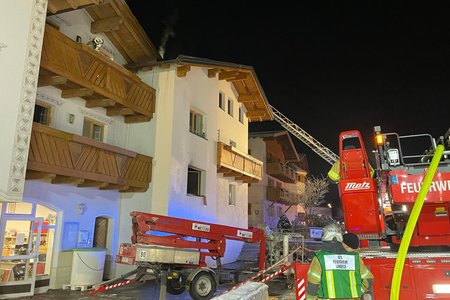 Dachstuhlbrand in Pfunds: Feuerwehr Landeck im Unterstützungseinsatz
