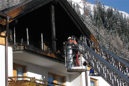 Dachwohnung in Spiss ausgebrannt