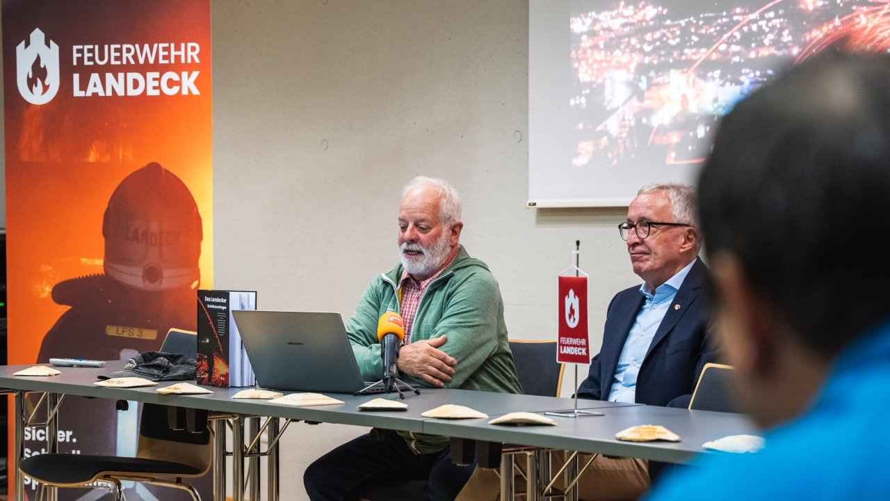 (C) Feuerwehr Landeck, Präsentation Scheibenschlag Buch (52).jpg