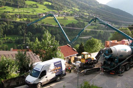 Schwerer Stromunfall in Landeck, Betonmischer geriet in eine 25-KV-Leitung