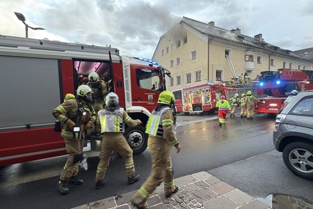 Dramatische Lage bei Kellerbrand – Feuerwehr rettet elf Bewohner