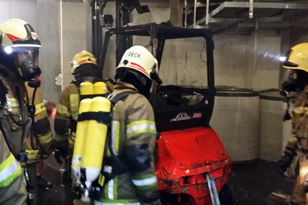 Gasbetriebener Gabelstapler brannte in Industriehalle