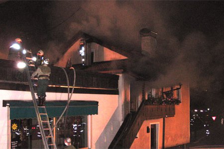 Großbrand in Pfunds - die Feuerwehr Landeck wird mit dem KÖF angefordert
