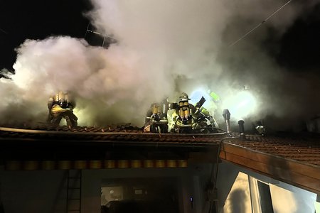 Brand in Mehrfamilienhaus – Feuerwehr verhindert Übergreifen der Flammen